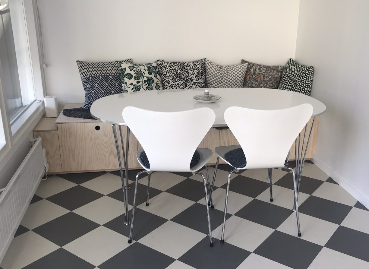 Platsbyggd kökssoffa, med dold fiberanslutning