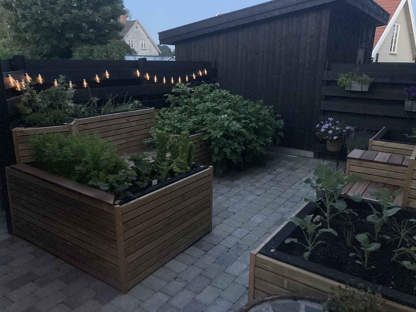 Utomhuslounge med planteringskärl