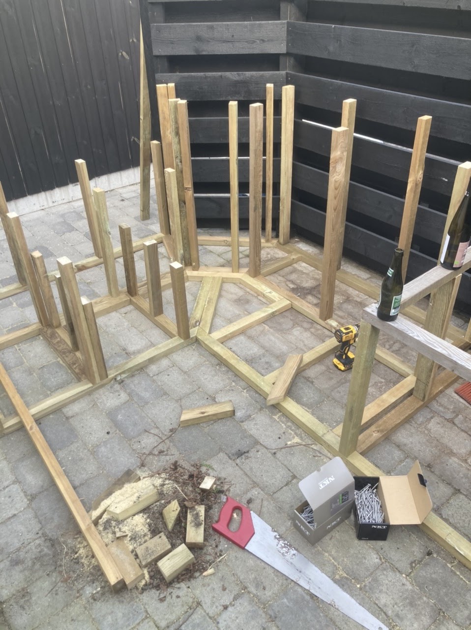 Utomhuslounge med planteringskärl