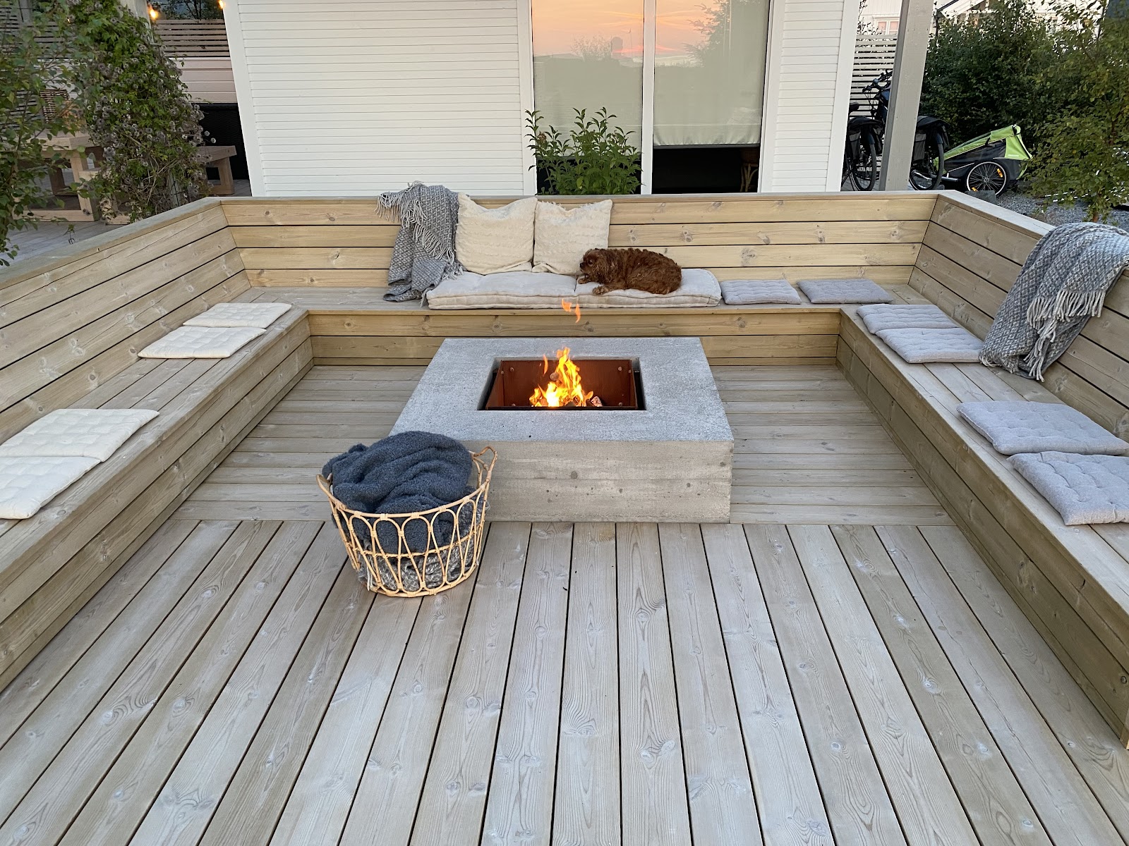 Uteplats med öppen spis