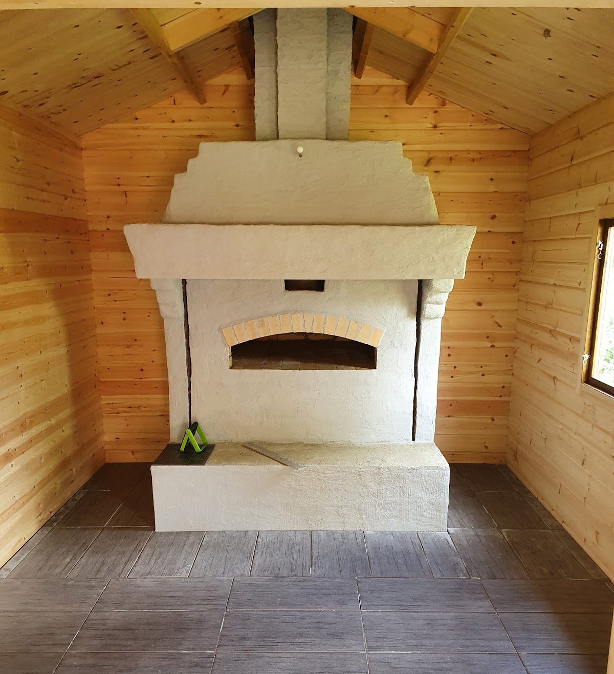 Bagarstuga med vedeldad bakugn