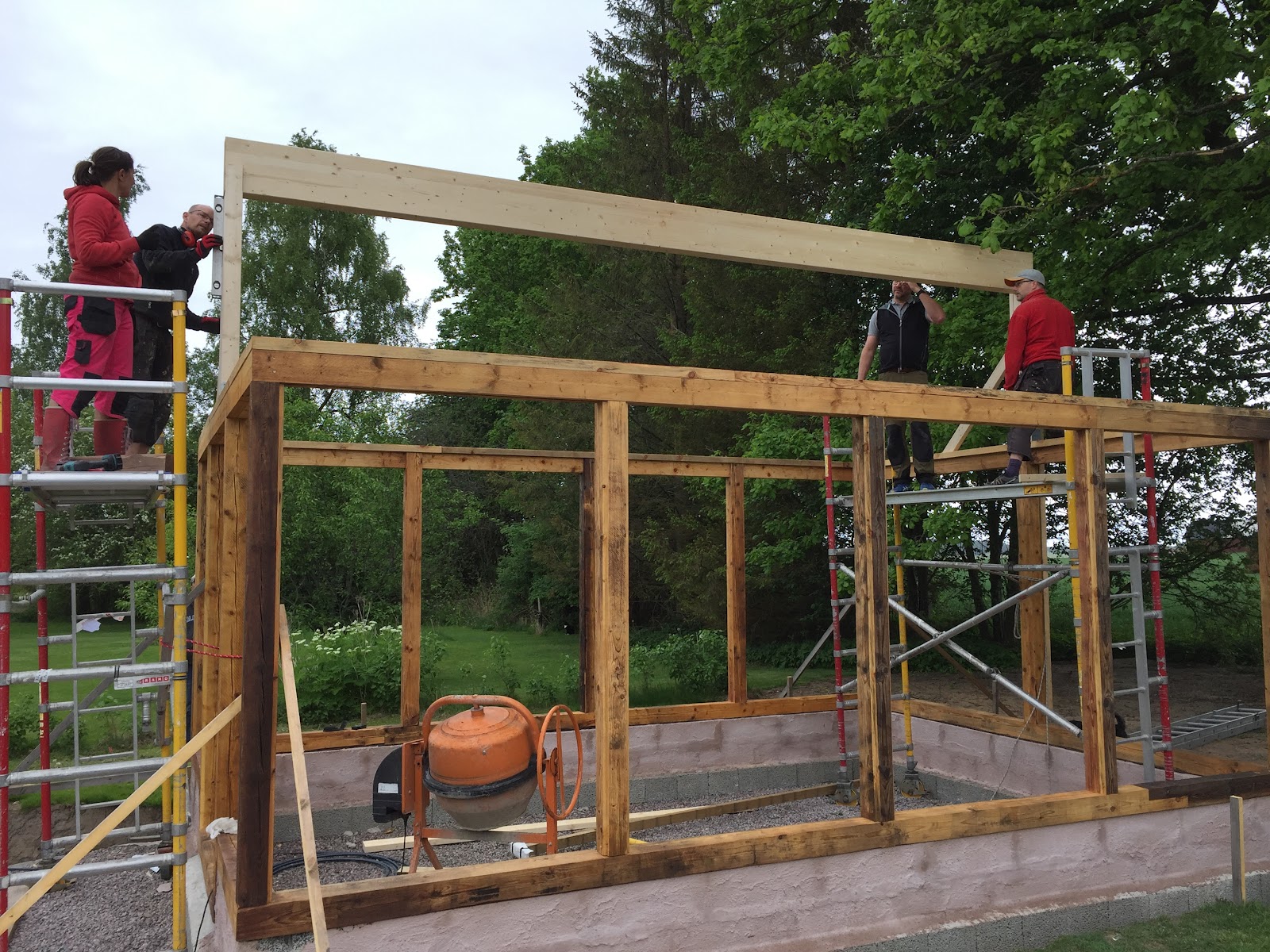 Orangeridrömmen i lösvirke och gamla fönster