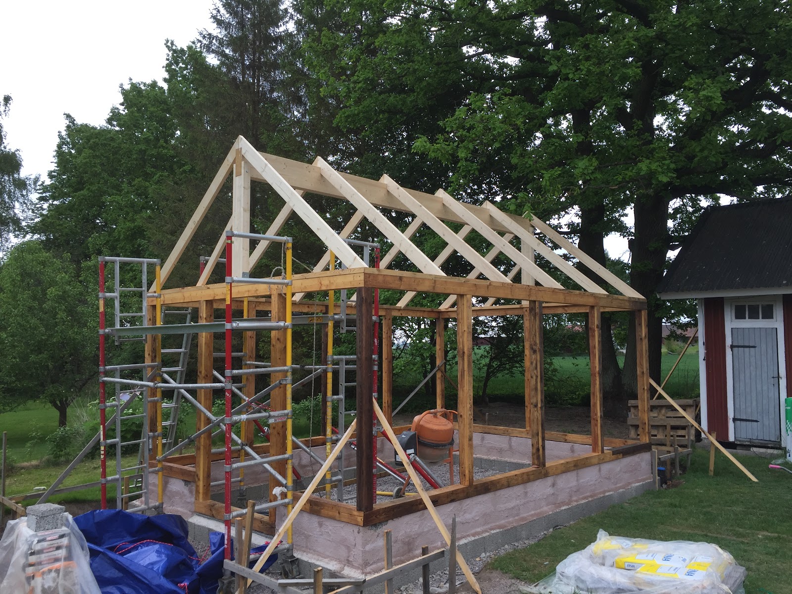 Orangeridrömmen i lösvirke och gamla fönster