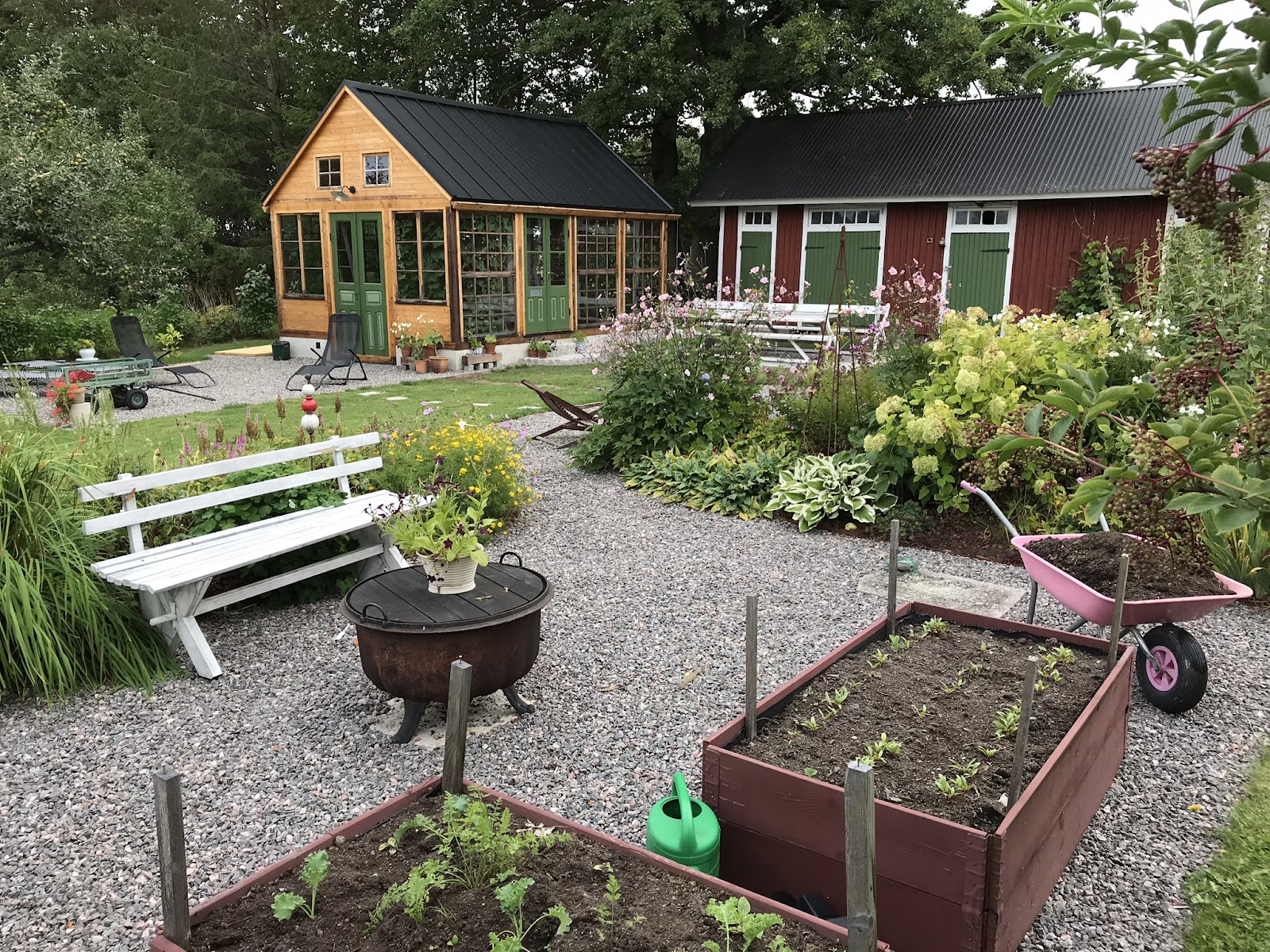 Orangeridrömmen i lösvirke och gamla fönster