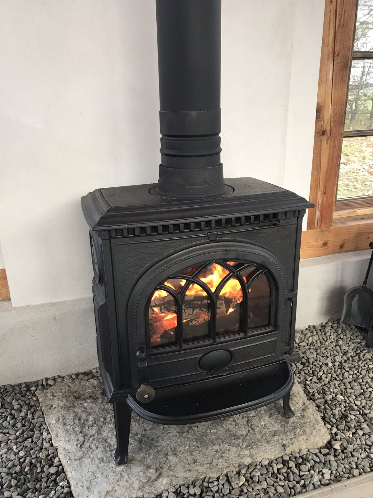 Orangeridrömmen i lösvirke och gamla fönster