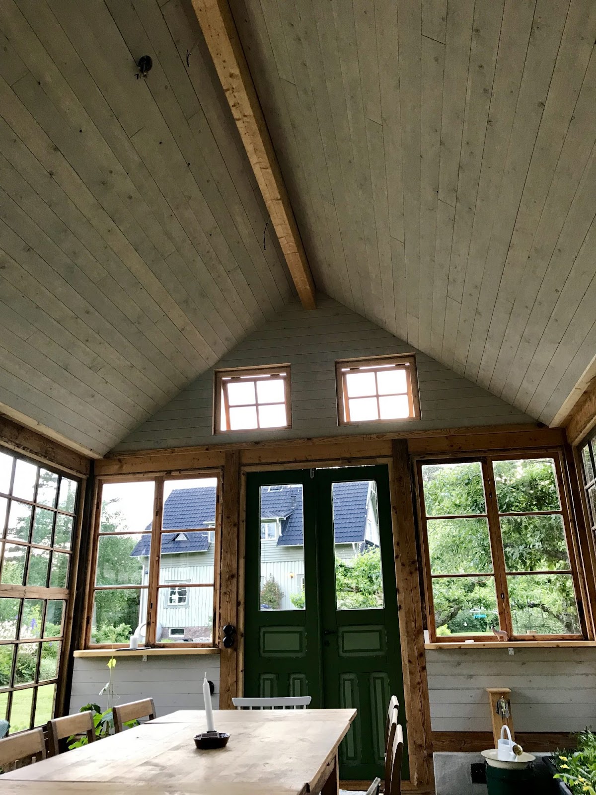 Orangeridrömmen i lösvirke och gamla fönster