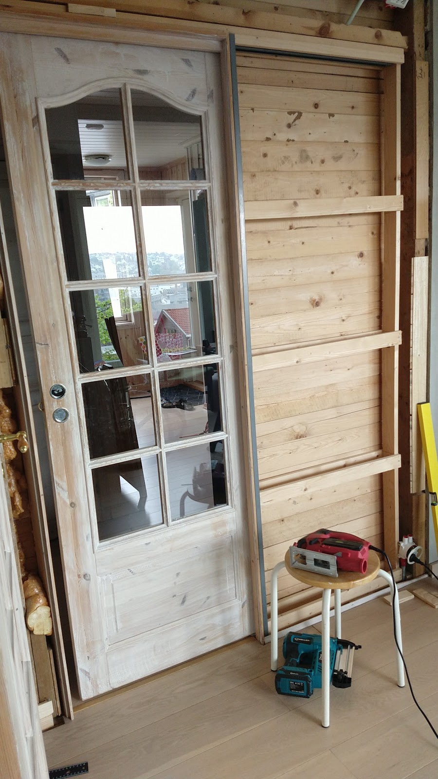 Vardagsrumsvägg med plywood