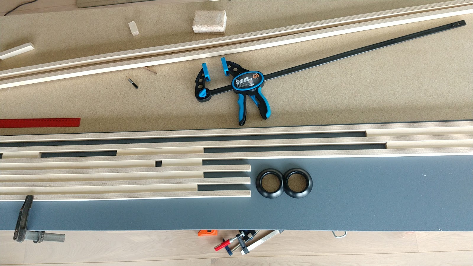 Vardagsrumsvägg med plywood