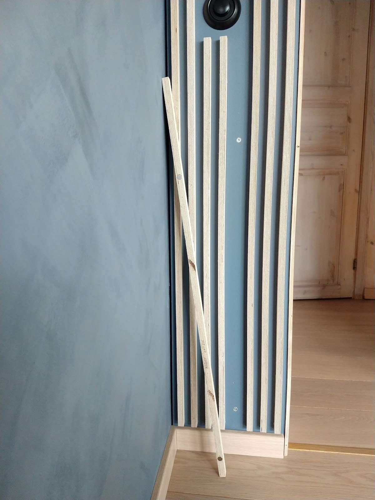 Vardagsrumsvägg med plywood