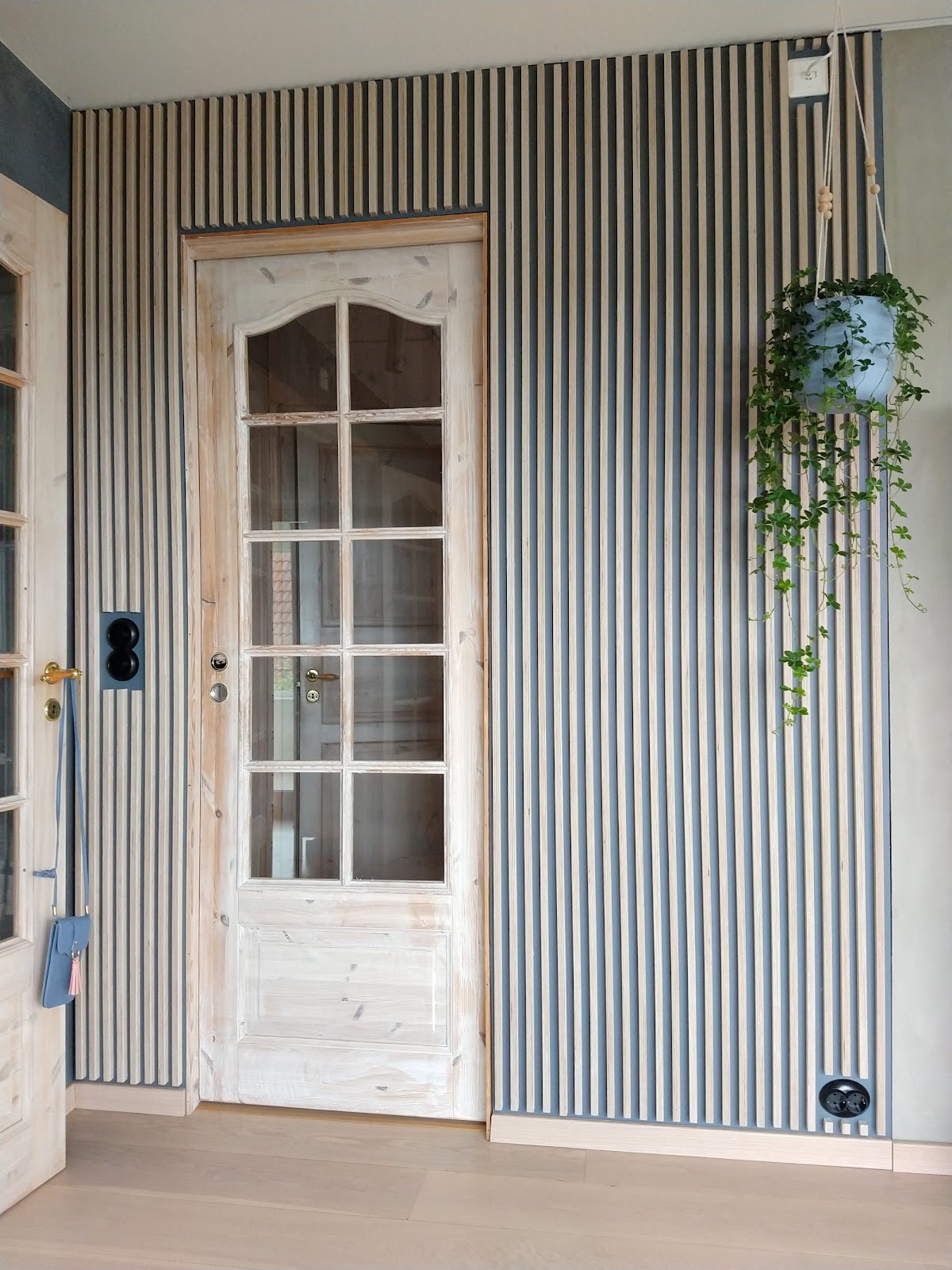 Vardagsrumsvägg med plywood