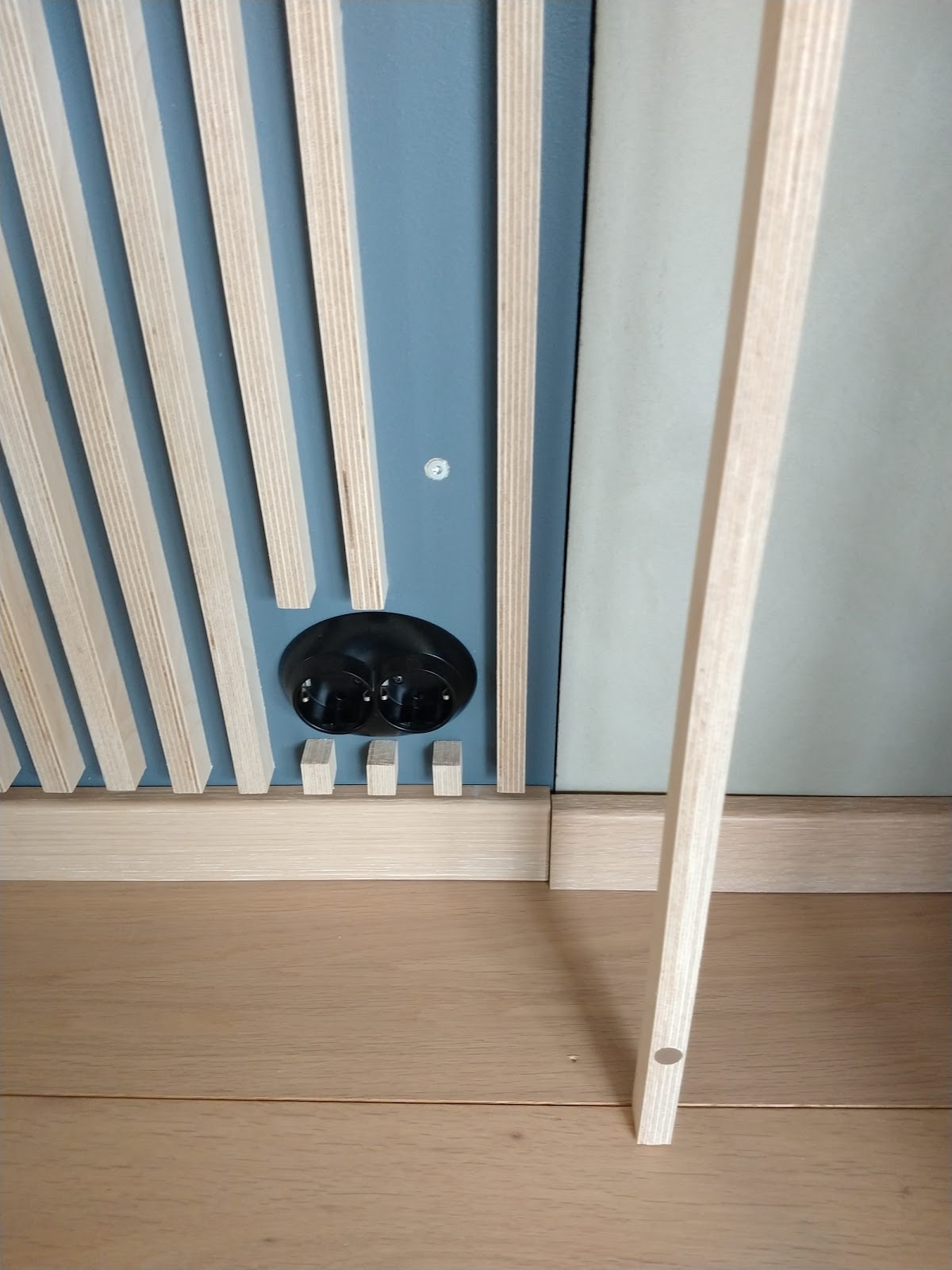 Vardagsrumsvägg med plywood