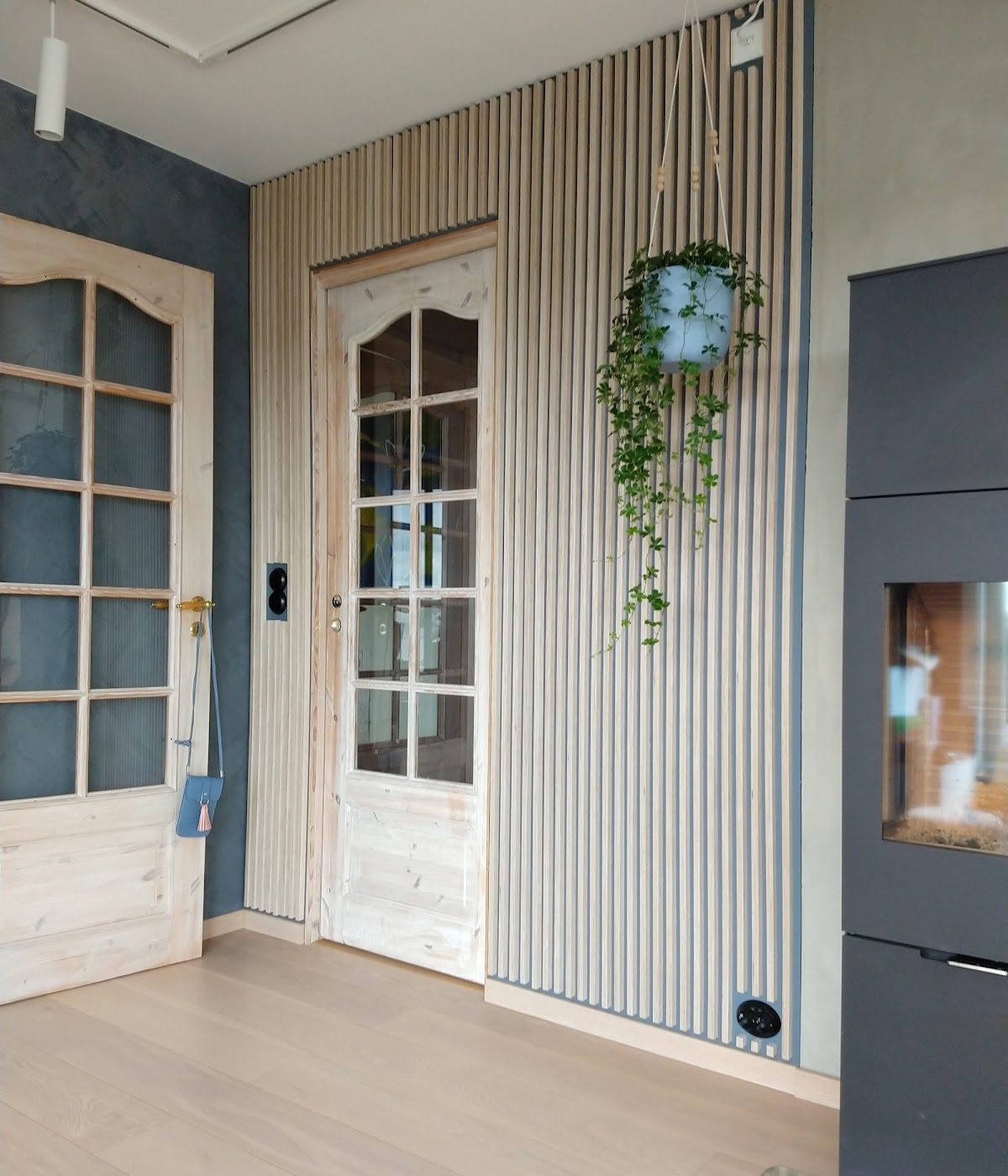 vardagsrumsvägg med plywood