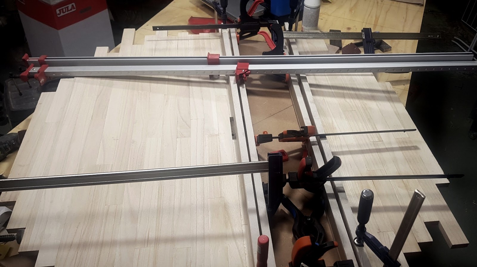 Runt matbord i skandinavisk stil