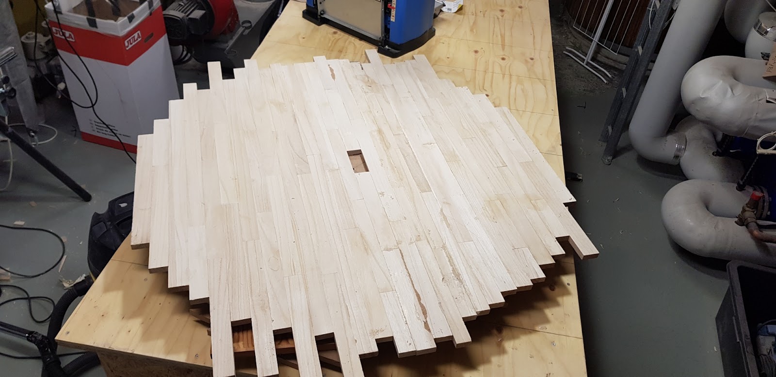 Runt matbord i skandinavisk stil