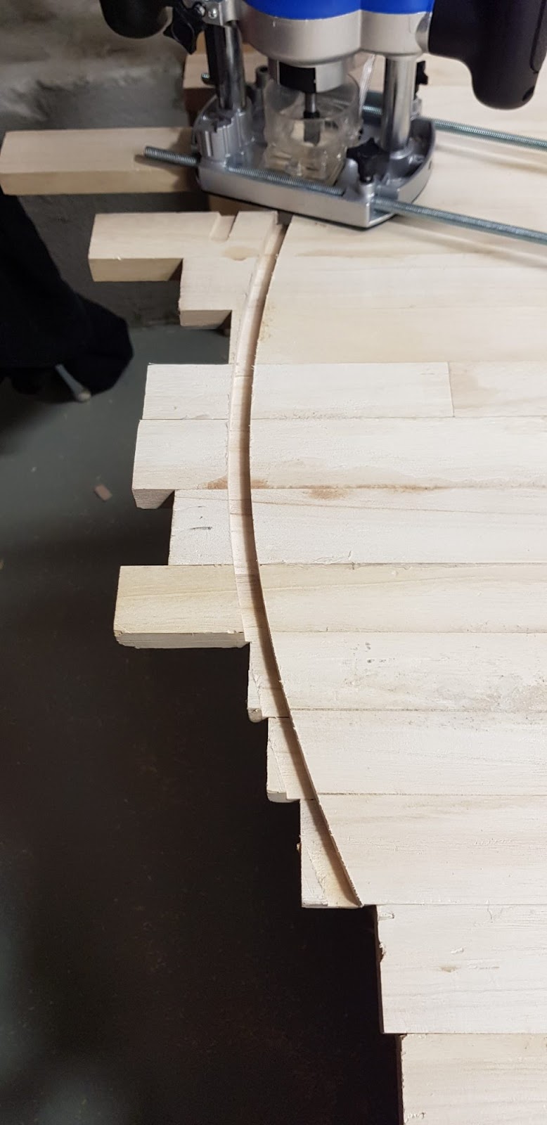 Runt matbord i skandinavisk stil