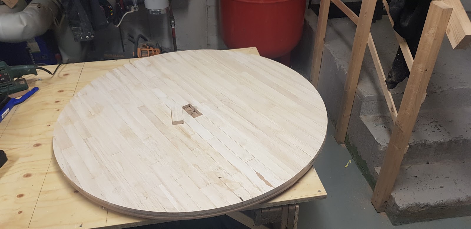 Runt matbord i skandinavisk stil