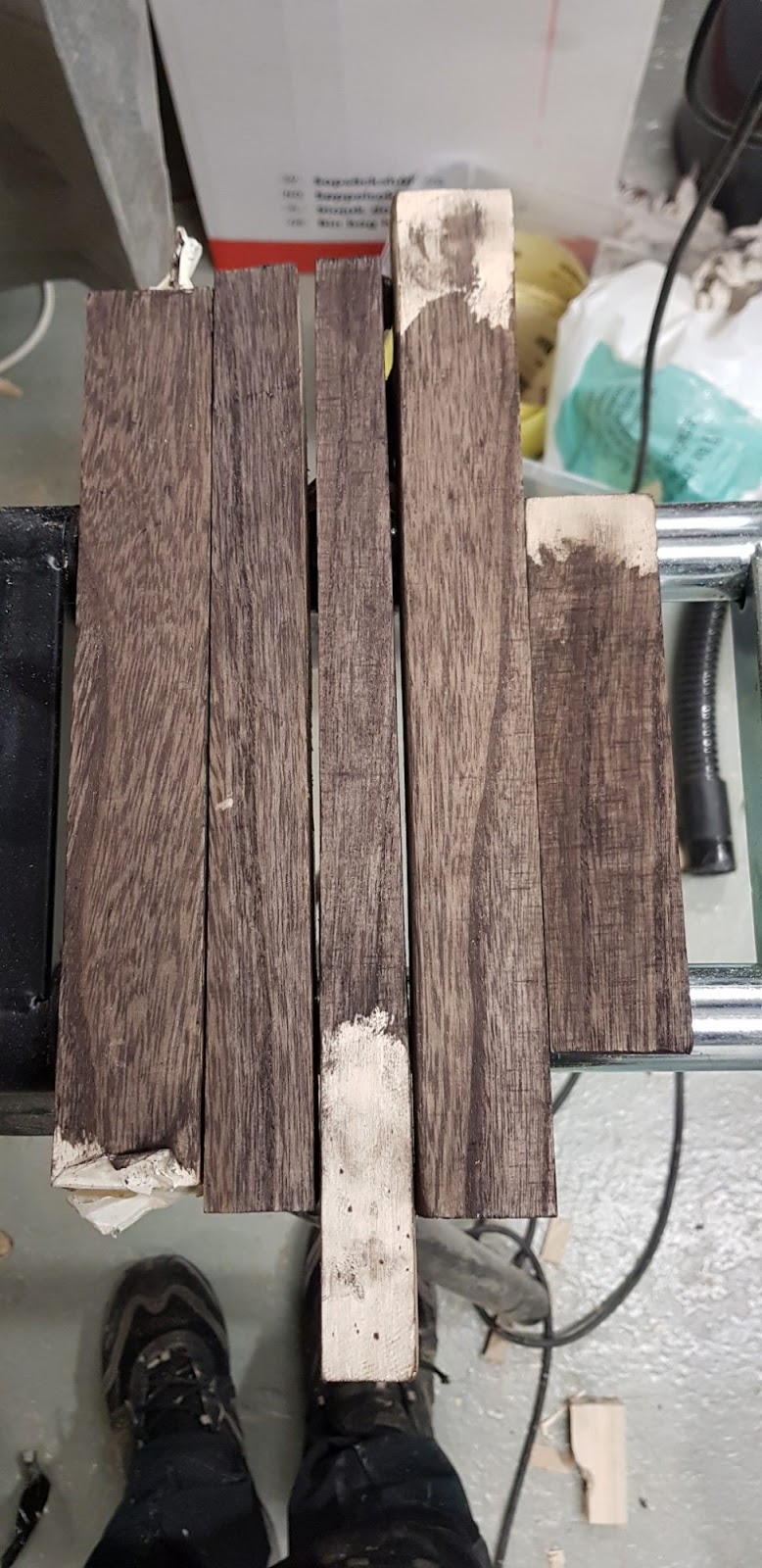 Runt matbord i skandinavisk stil