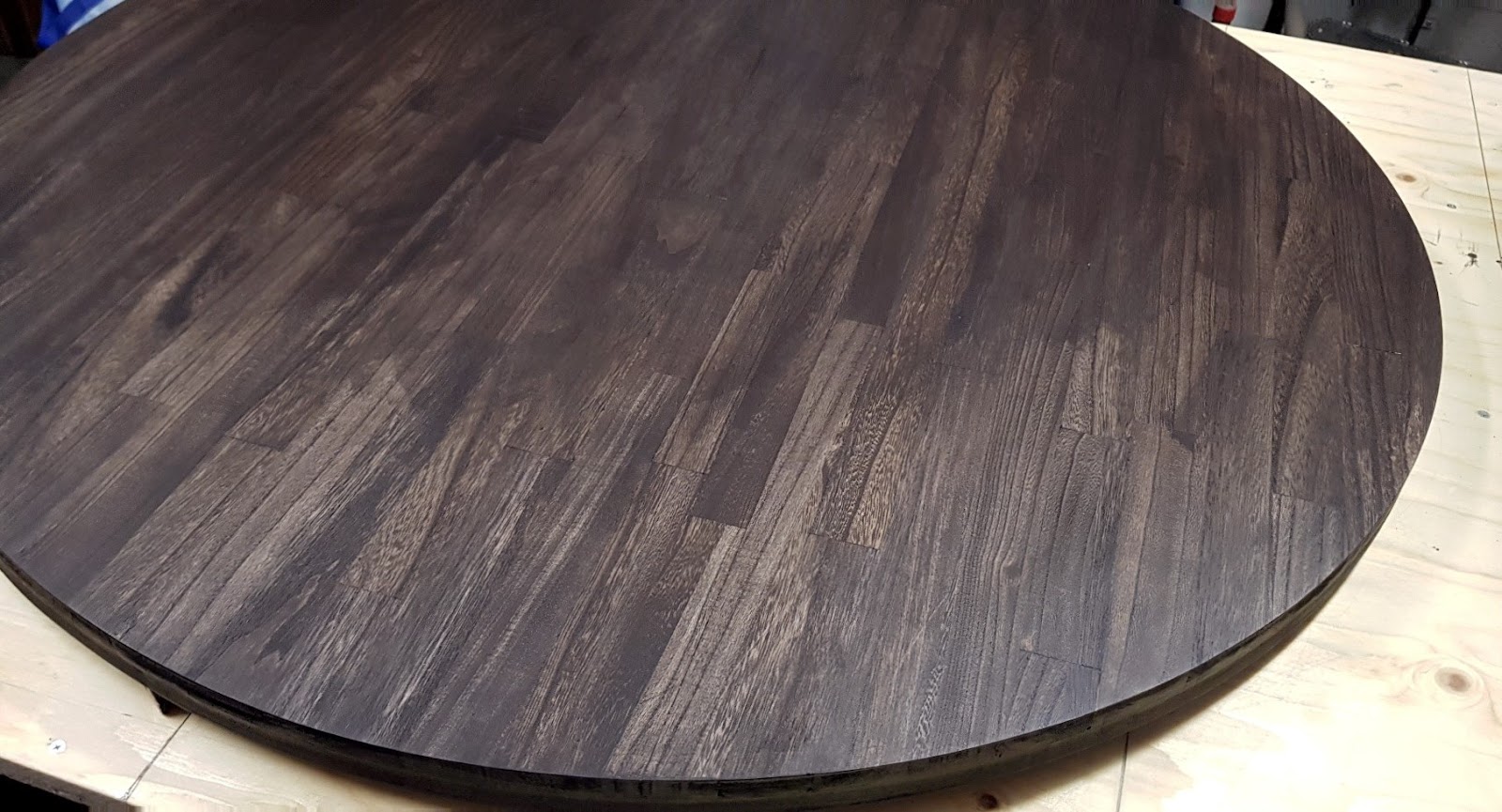 Runt matbord i skandinavisk stil