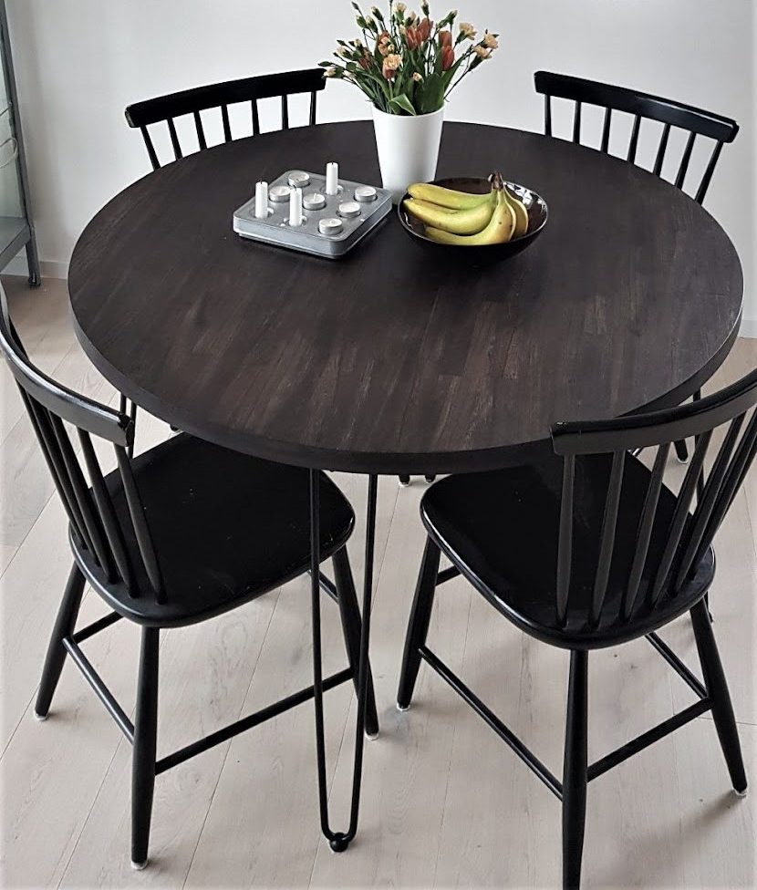 Runt matbord i skandinavisk stil