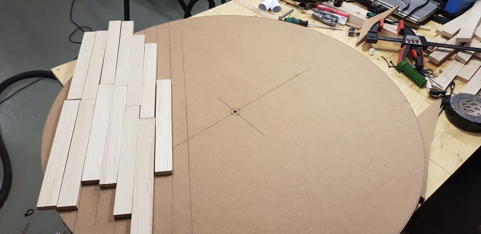 Runt matbord i skandinavisk stil