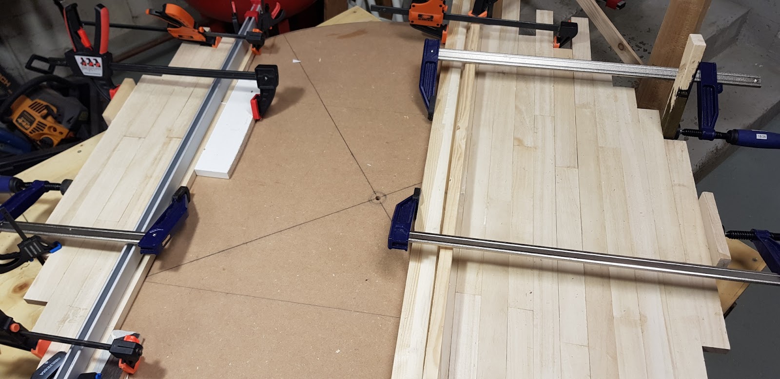 Runt matbord i skandinavisk stil