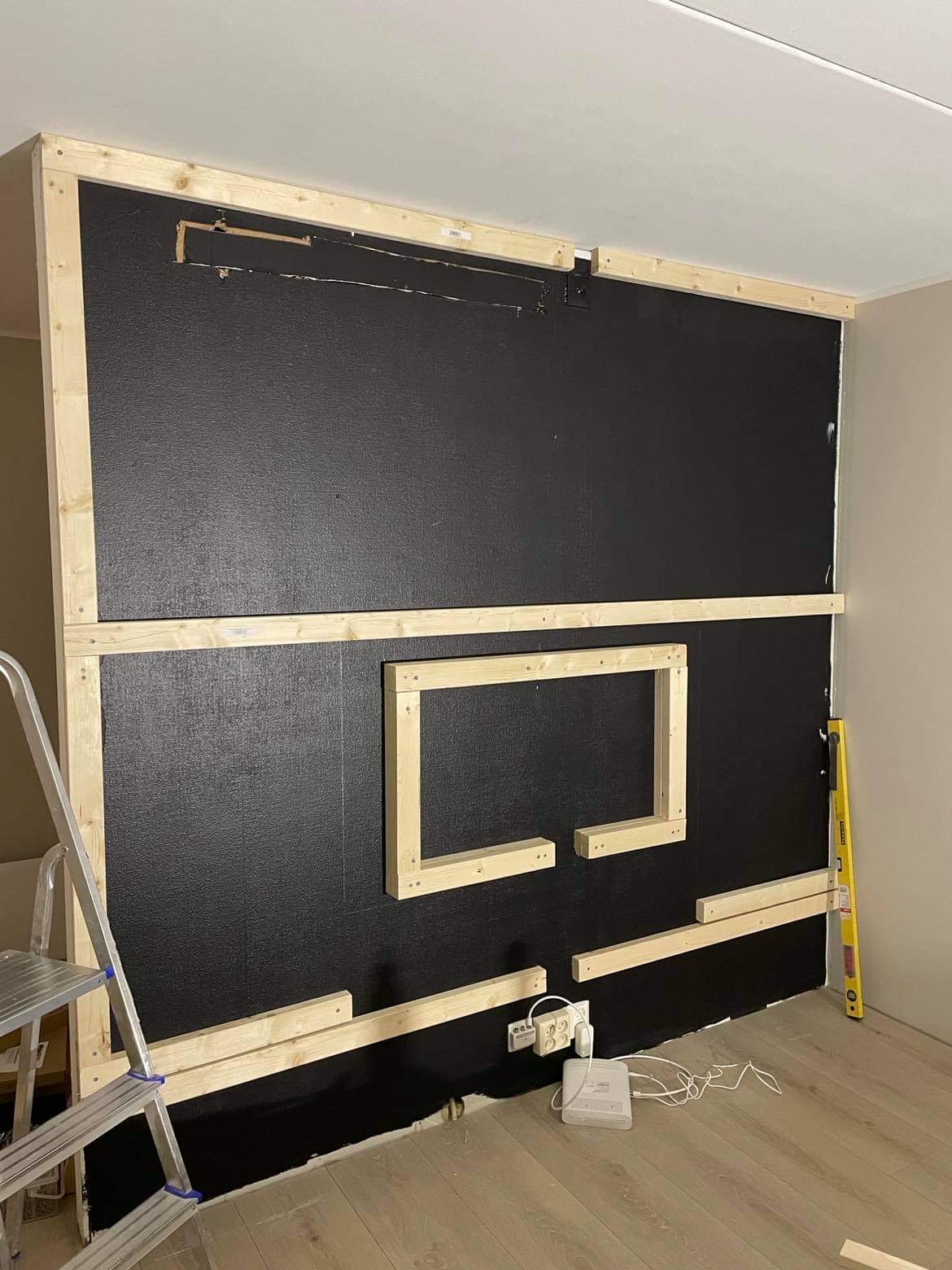 TV-vägg av pelare och ekskivor