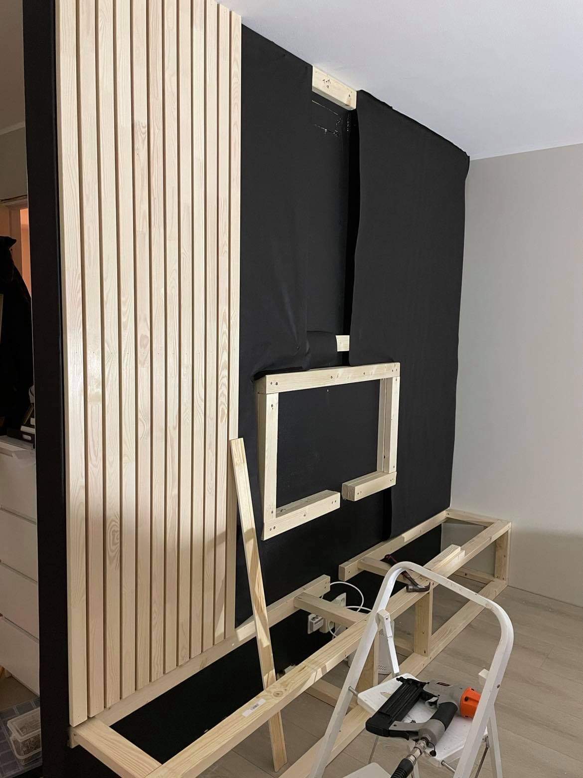 TV-vägg av pelare och ekskivor