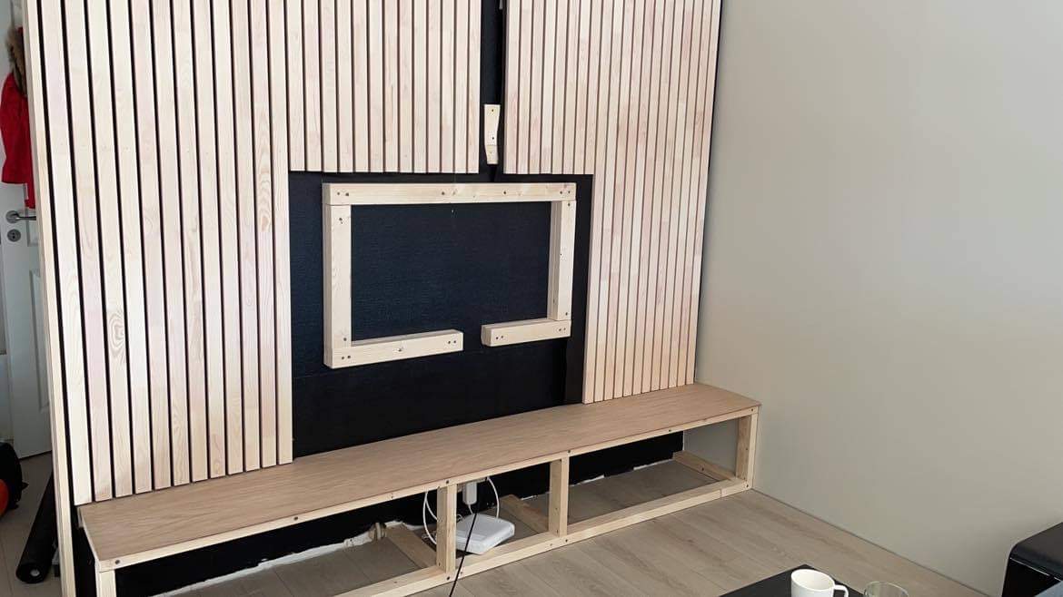 TV-vägg av pelare och ekskivor