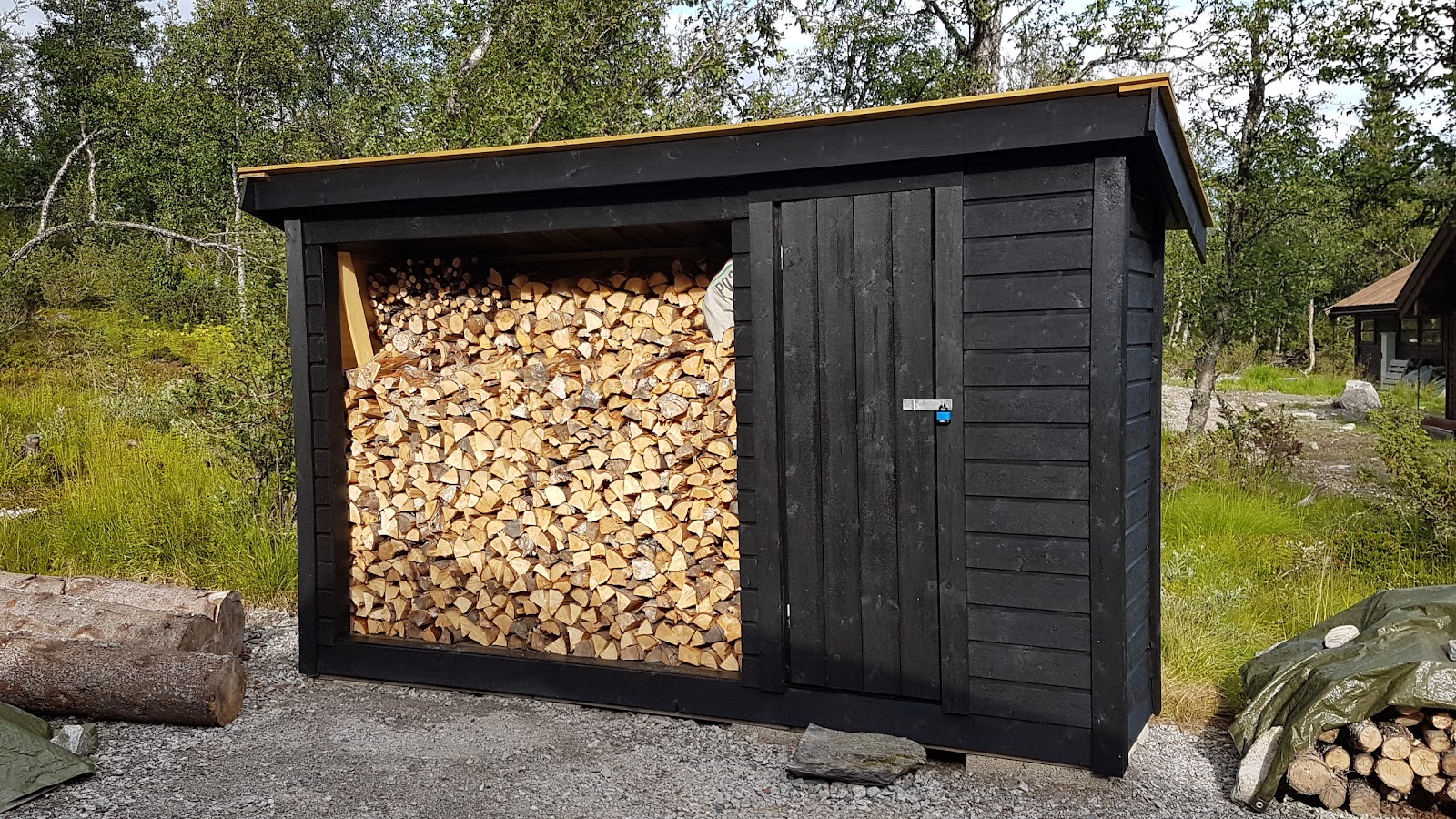 Vedbod och friggebod