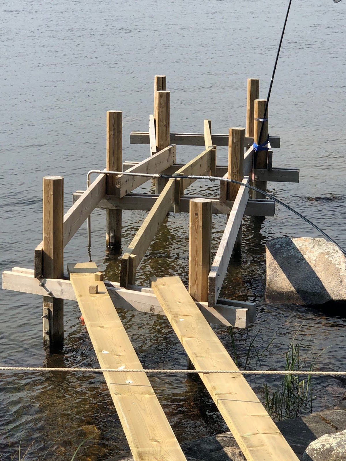 Badbrygga på klippor