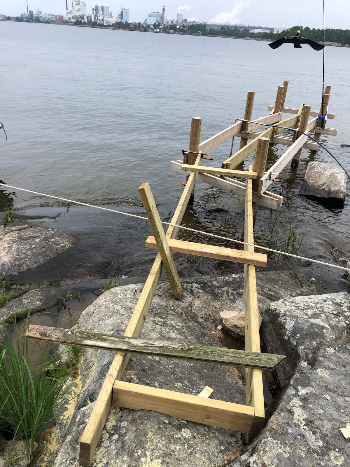 Badbrygga på klippor