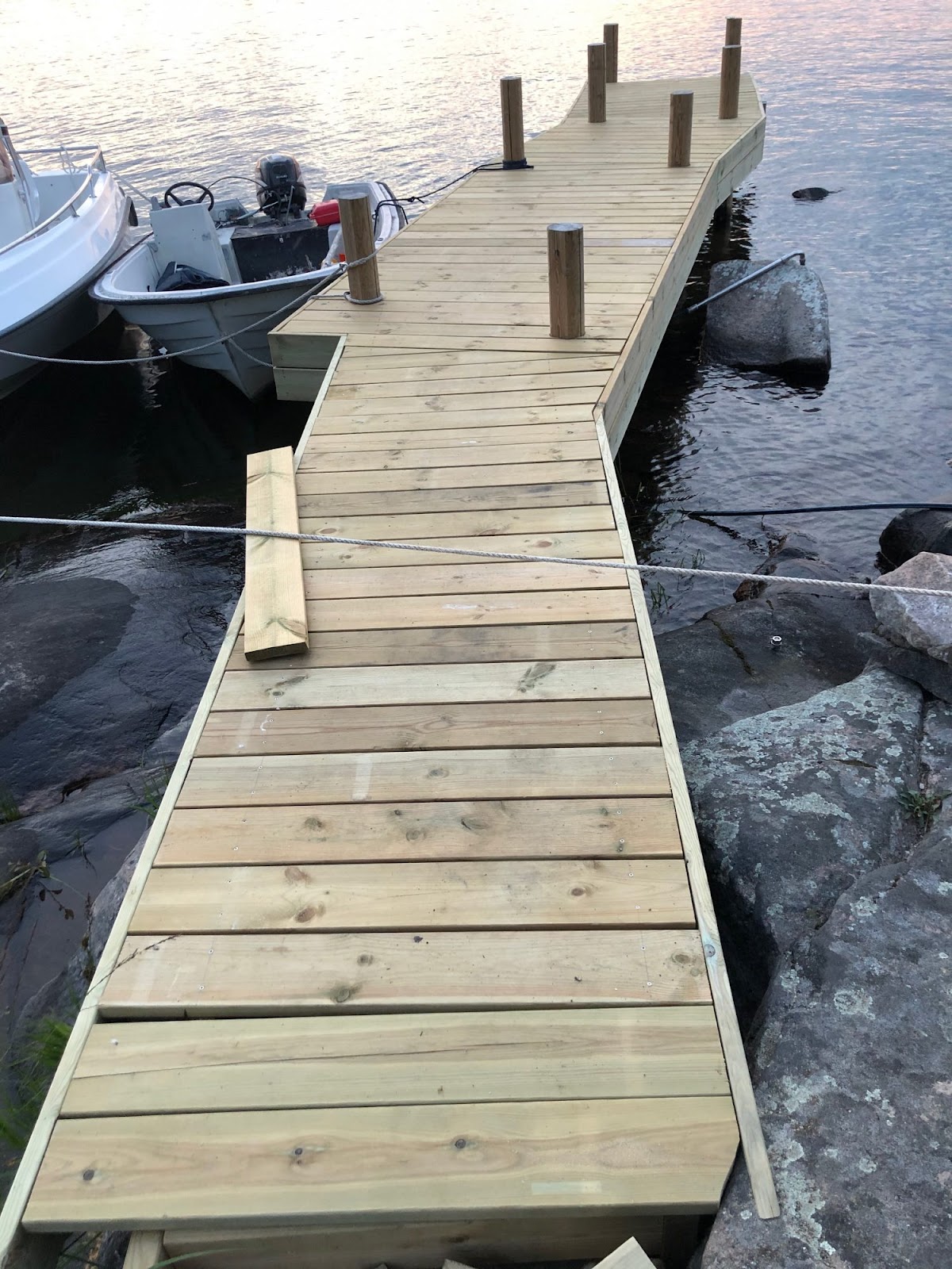 Badbrygga på klippor