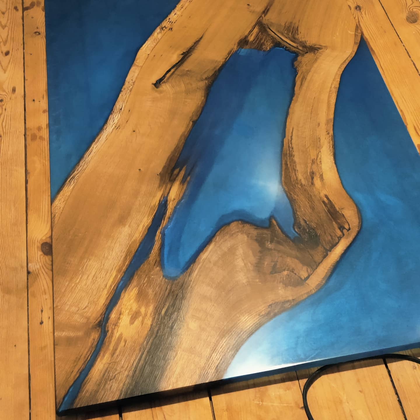 River-epoxy bord av Ek