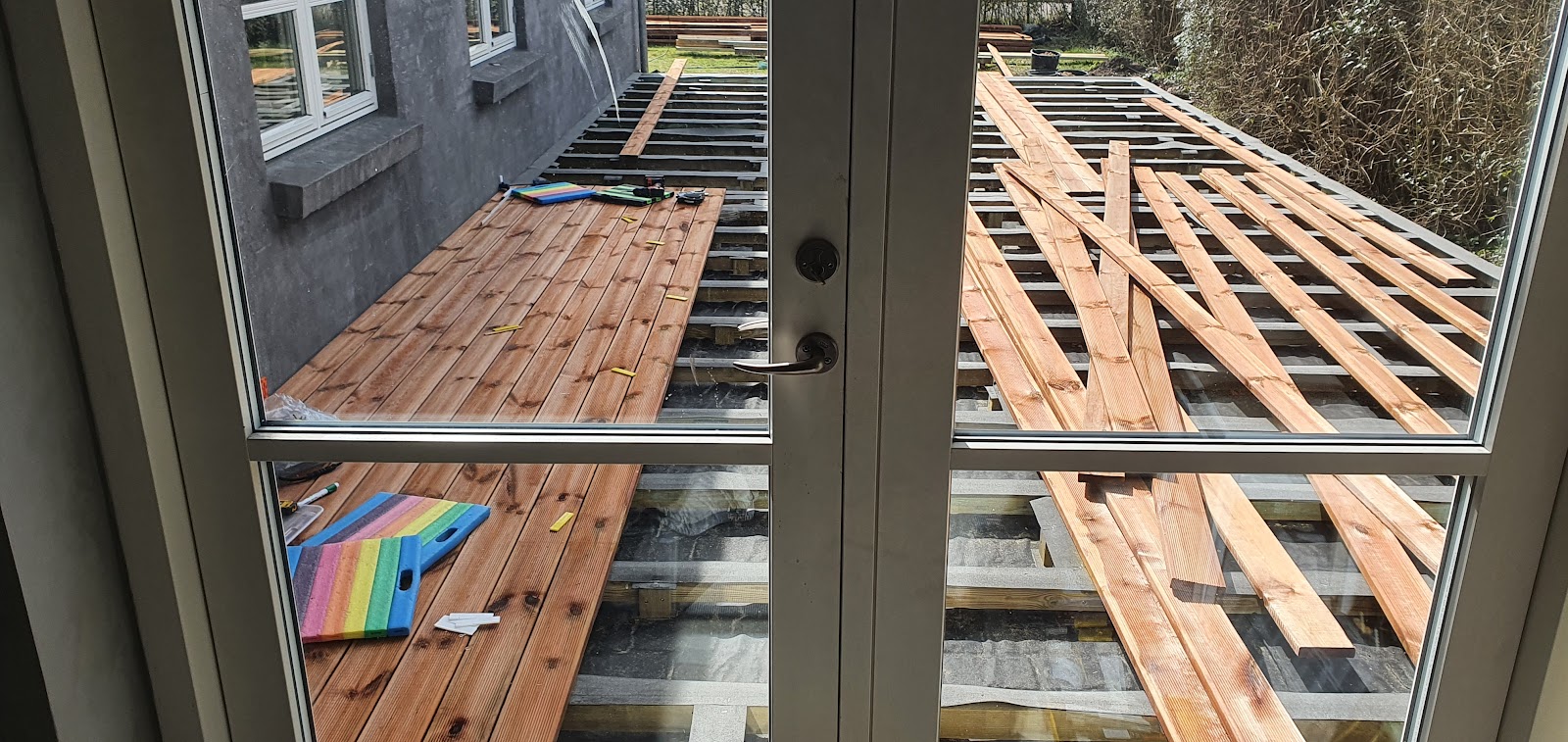 Träterass på 11 x 5 meter