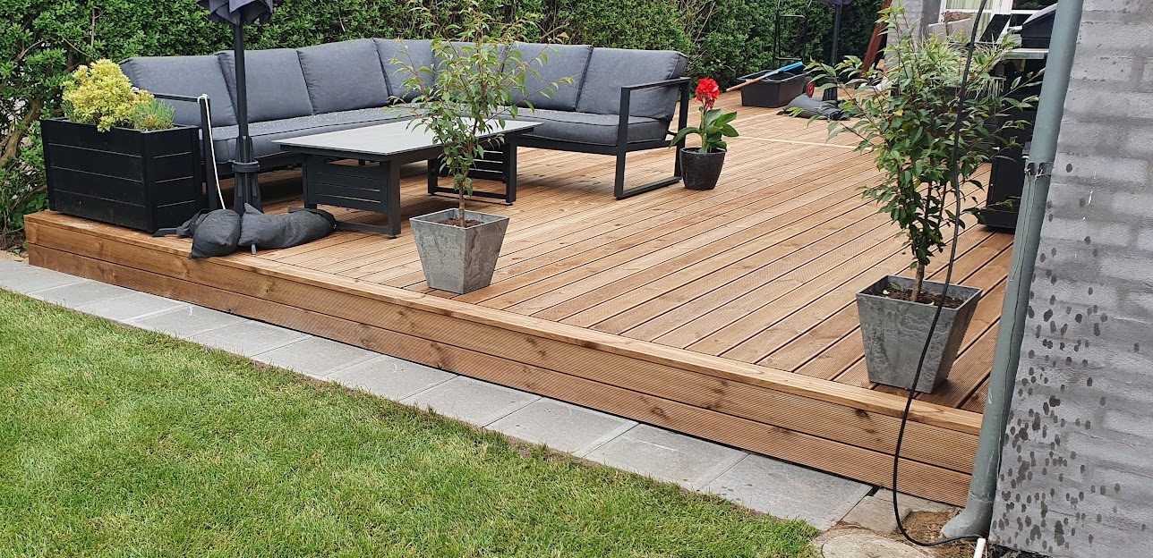 Träterass på 11 x 5 meter