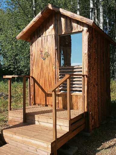 Toalettstuga med vacker utsikt