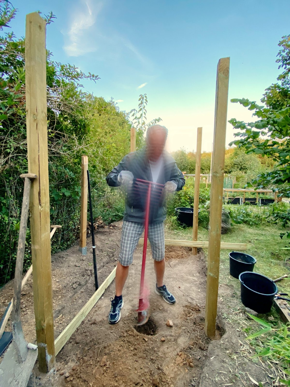 Utedusch med varmvatten i koloniträdgården