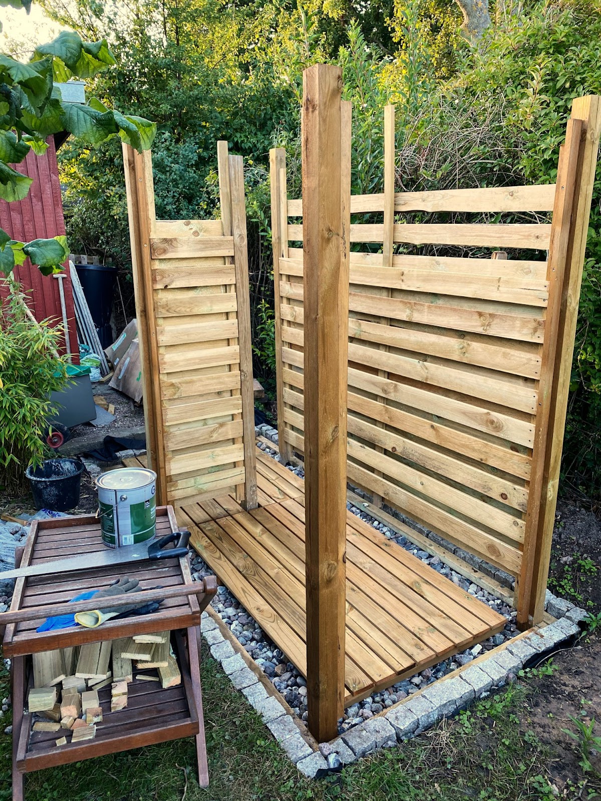 Utedusch med varmvatten i koloniträdgården