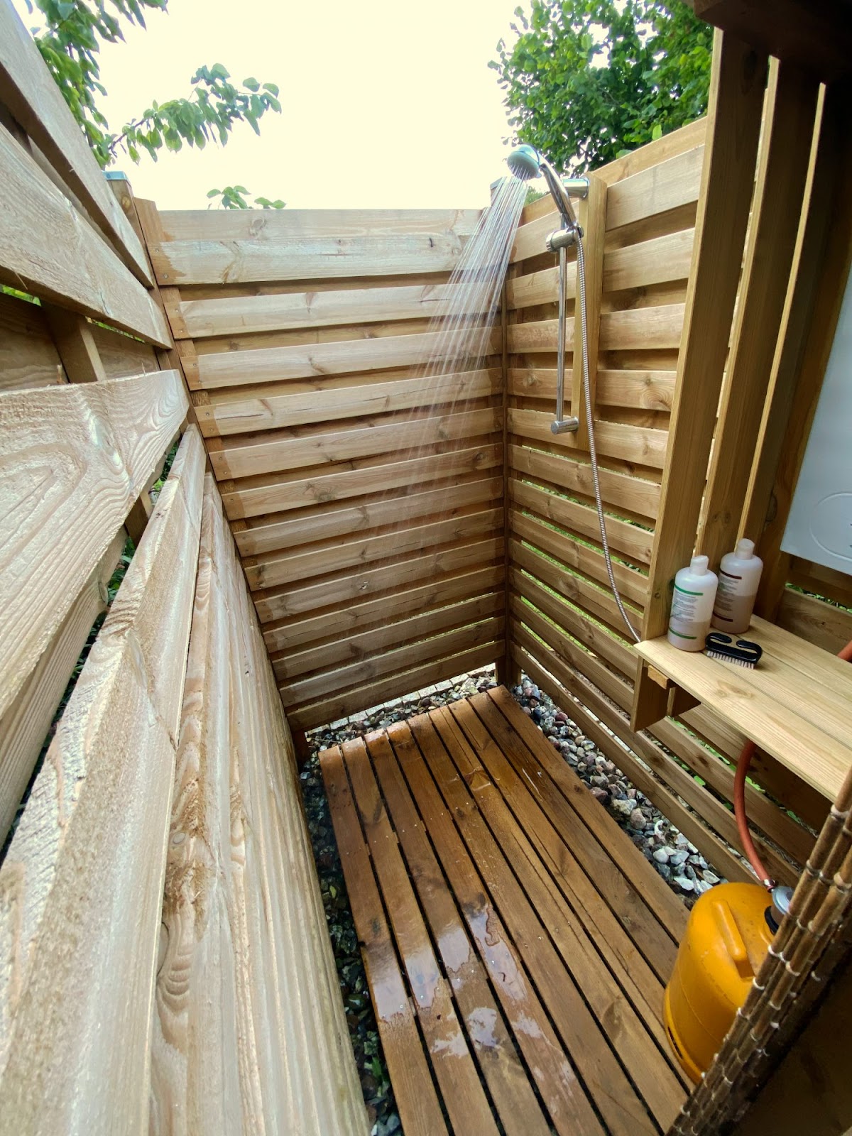 Utedusch med varmvatten i koloniträdgården