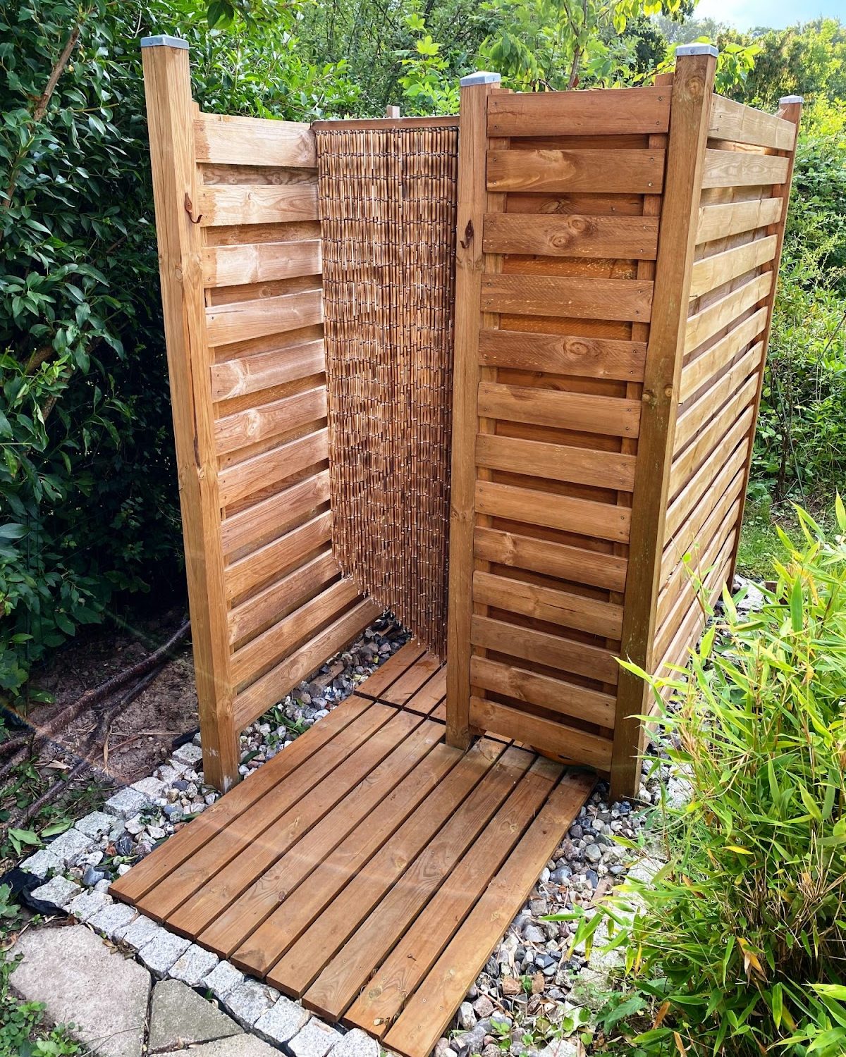 Utedusch med varmvatten i koloniträdgården