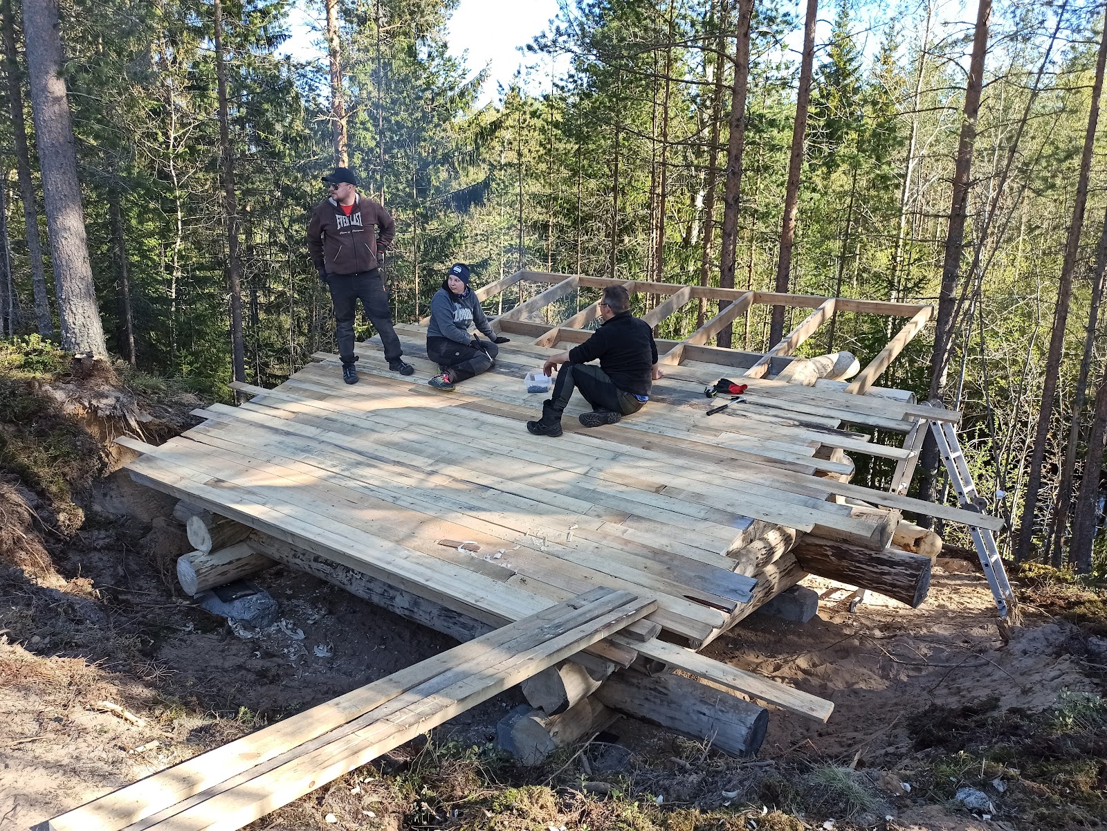 Rustikt vindskydd av tjocka stammar