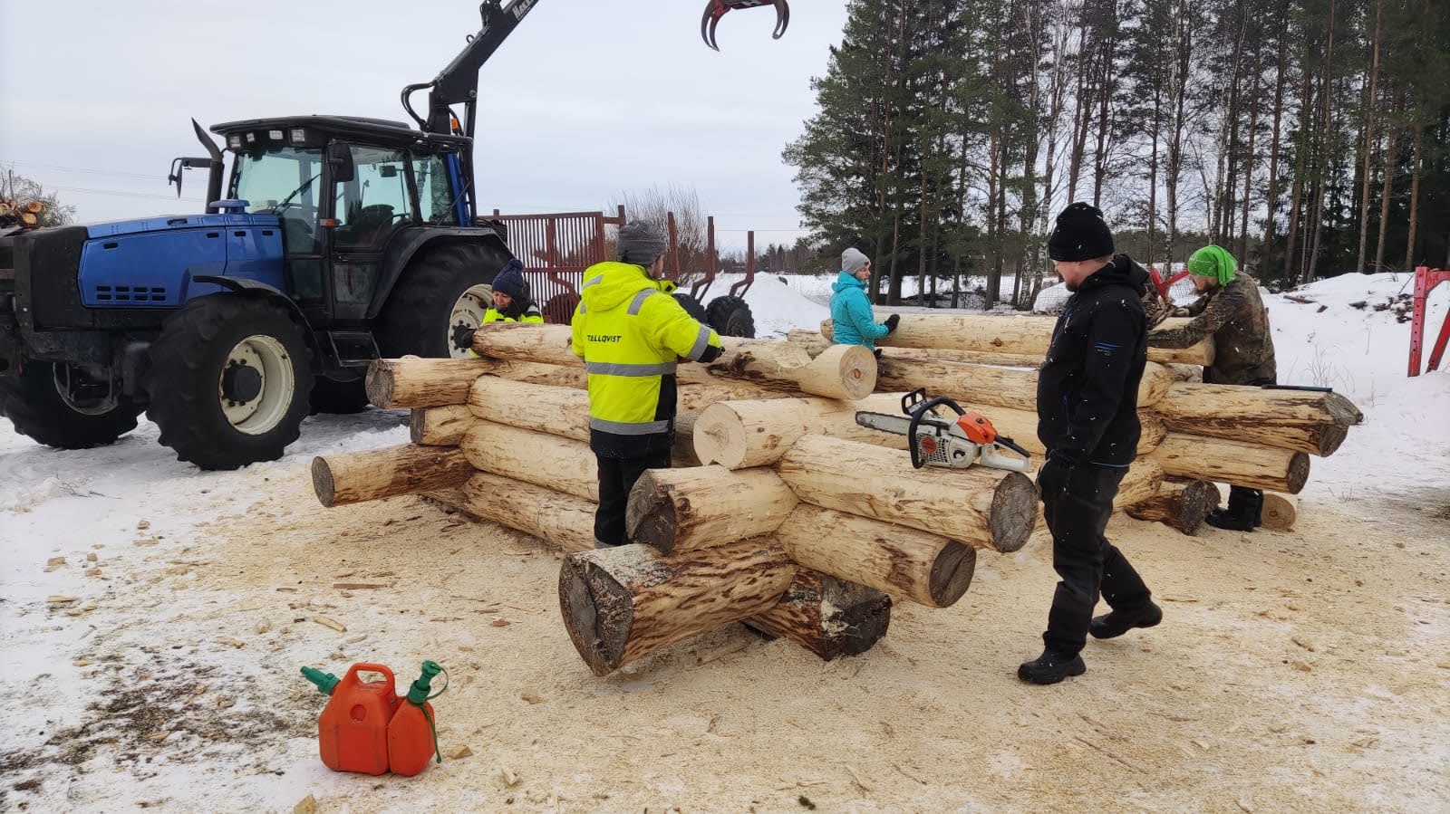 Rustikt vindskydd av tjocka stammar