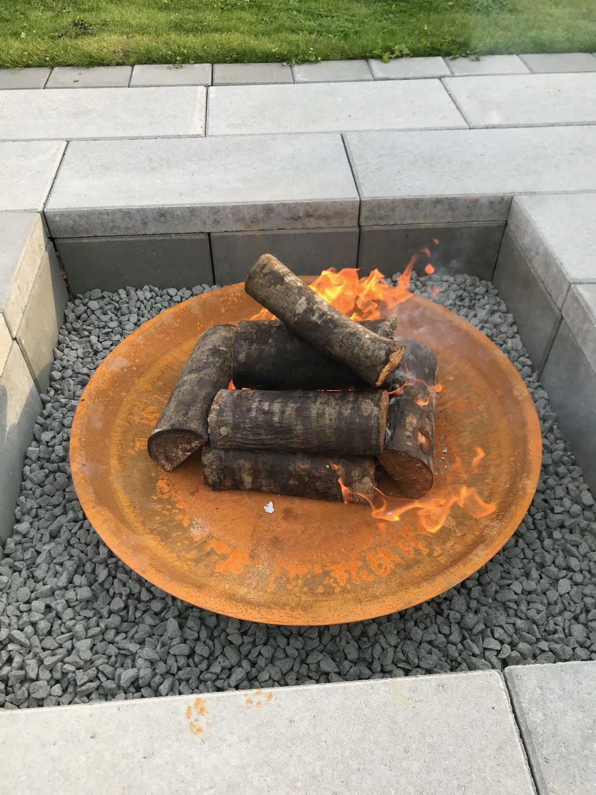 Mysig hörna med öppen spis