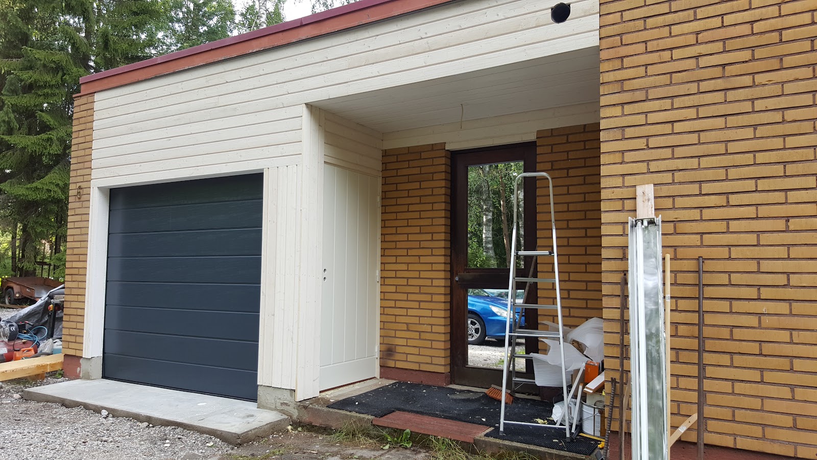 Smart garage mellan hus och vägg