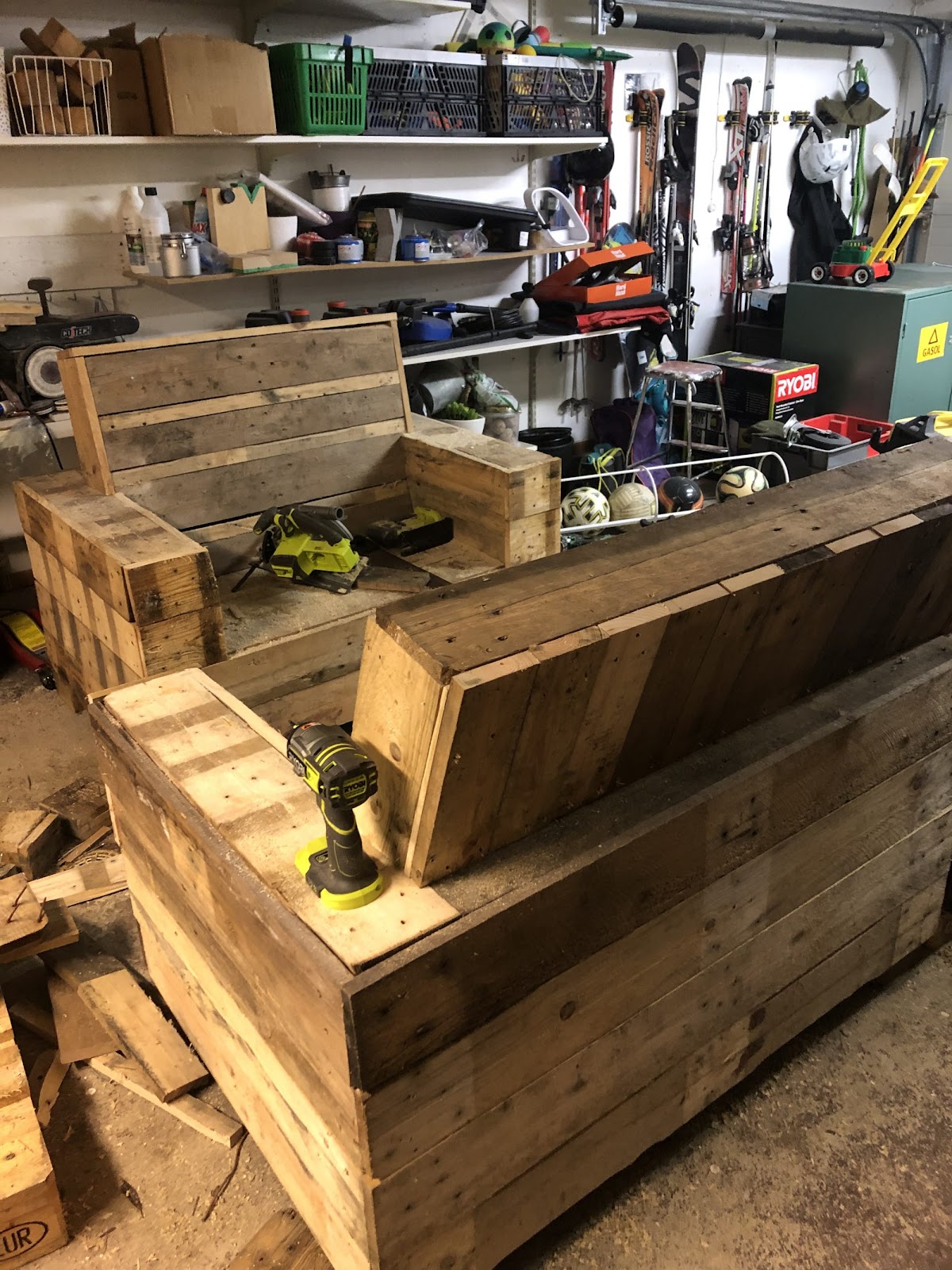 Terrass och en stor utebänk av en stor gran