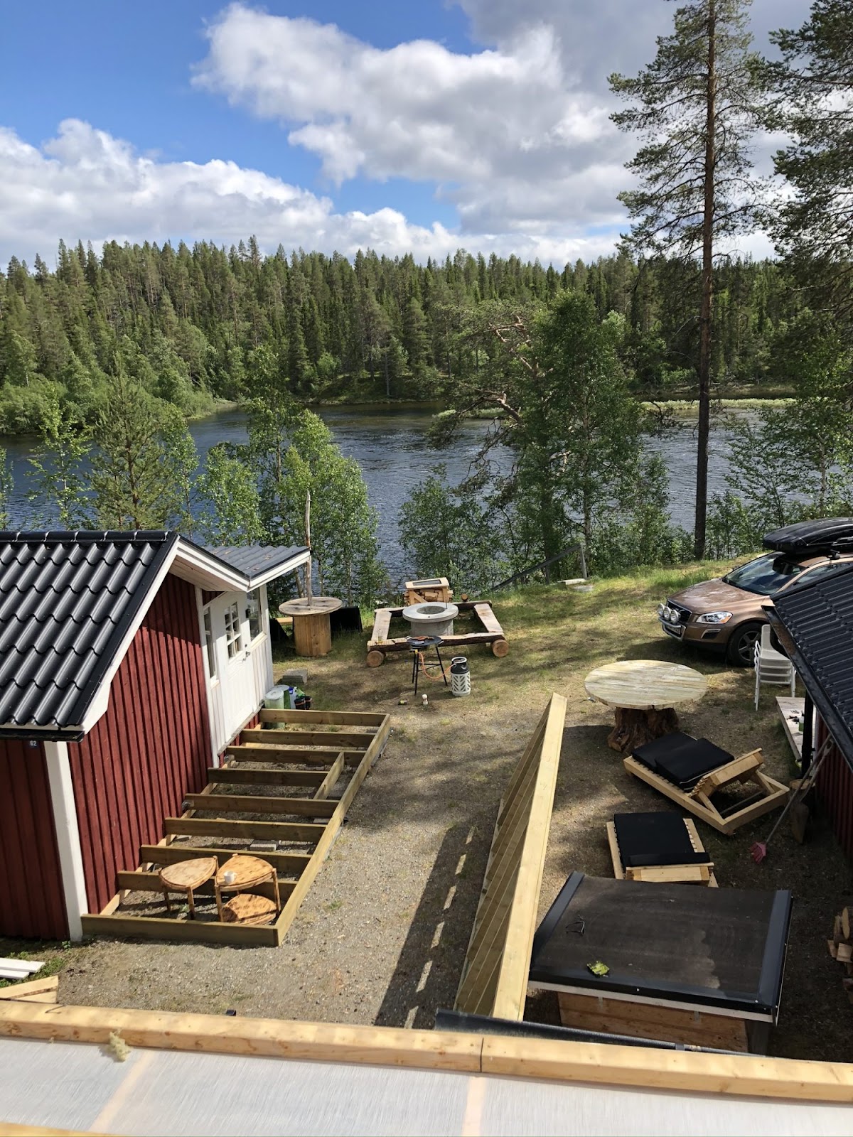 Terrass och en stor utebänk av en stor gran