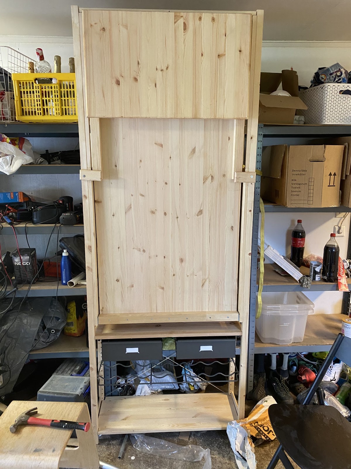 Terrass och en stor utebänk av en stor gran