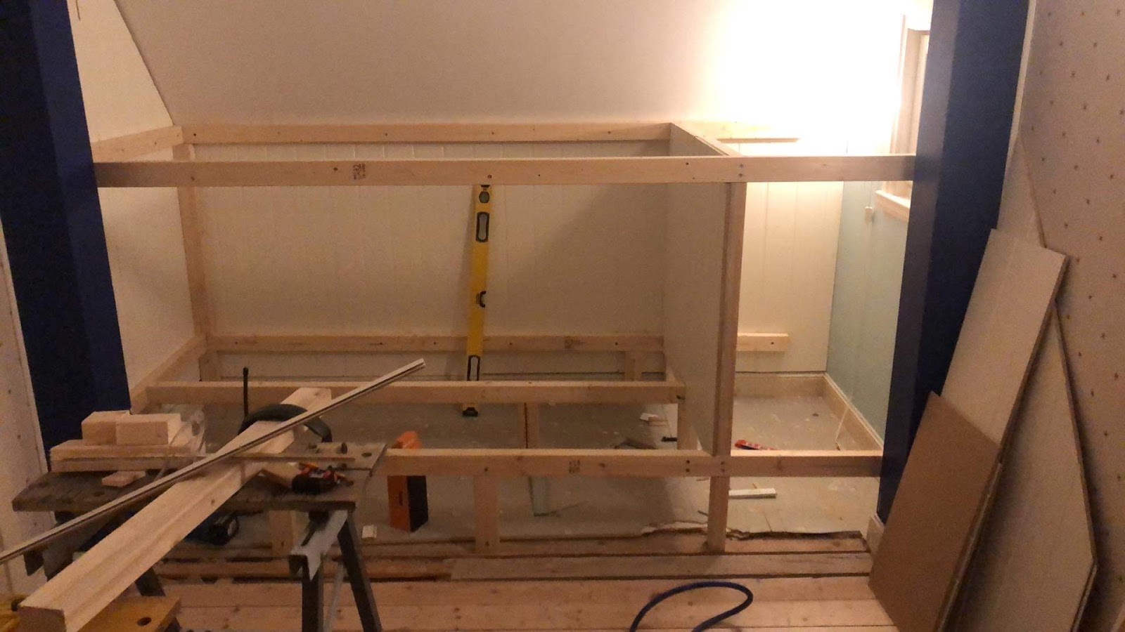 Platsbyggd barnsäng