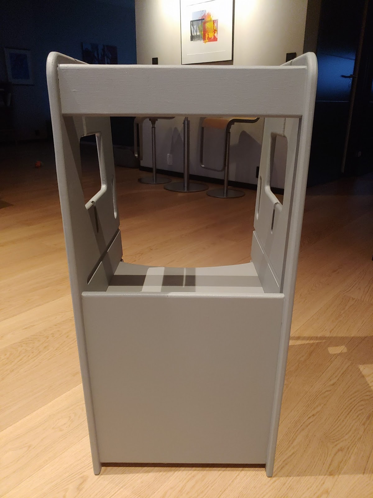 Kök hjälper barn att hjälpa till i köket inklusive ritbord