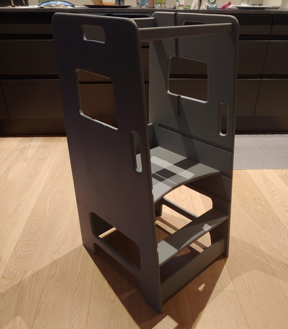 Kök hjälper barn att hjälpa till i köket inklusive ritbord